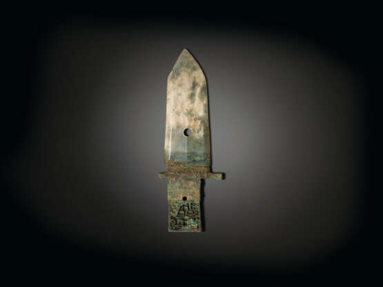 A VERY RARE JADE HALBERD BLADE WITH TURQUOISE-INLAID BRONZE ... - фото 1