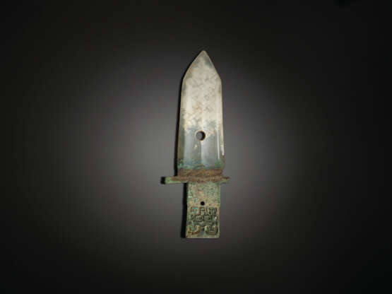 A VERY RARE JADE HALBERD BLADE WITH TURQUOISE-INLAID BRONZE ... - фото 2