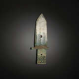 A VERY RARE JADE HALBERD BLADE WITH TURQUOISE-INLAID BRONZE ... - Foto 2
