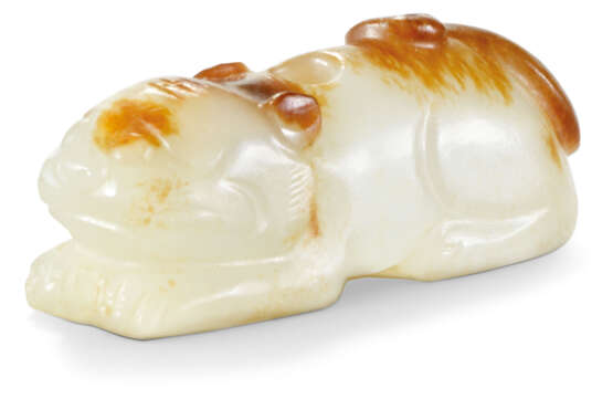A WHITE JADE CARVING OF A TIGER - Foto 1