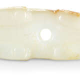 A WHITE JADE CARVING OF A TIGER - photo 3