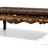 A FINE GILT-DECORATED PAINTED LACQUER LOW TABLE, KANG - фото 1