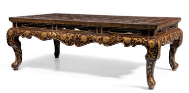 A FINE GILT-DECORATED PAINTED LACQUER LOW TABLE, KANG