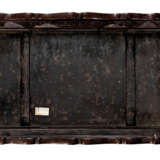 A FINE GILT-DECORATED PAINTED LACQUER LOW TABLE, KANG - Foto 3