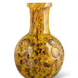 A RARE SMALL MOTTLED AND GILT-SPLASHED GLASS BOTTLE VASE - фото 2