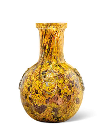 A RARE SMALL MOTTLED AND GILT-SPLASHED GLASS BOTTLE VASE - фото 3
