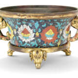 A RARE CLOISONNE ENAMEL AND GILT-BRONZE TRIPOD CENSER WITH E... - Foto 1