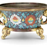 A RARE CLOISONNE ENAMEL AND GILT-BRONZE TRIPOD CENSER WITH E... - Foto 2