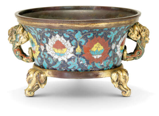 A RARE CLOISONNE ENAMEL AND GILT-BRONZE TRIPOD CENSER WITH E... - Foto 2