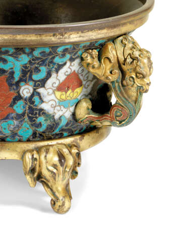 A RARE CLOISONNE ENAMEL AND GILT-BRONZE TRIPOD CENSER WITH E... - photo 3