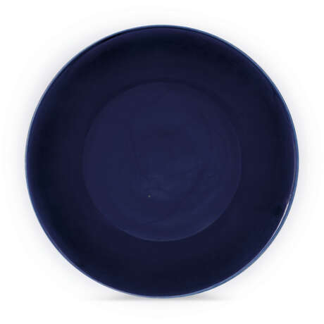 A LARGE BLUE-GLAZED DISH - фото 1
