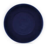 A LARGE BLUE-GLAZED DISH - Foto 1