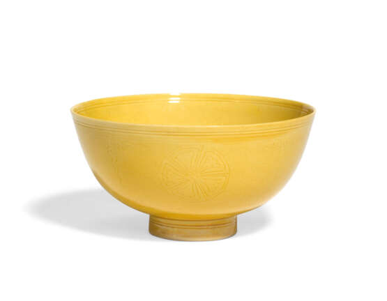 AN INCISED YELLOW-GLAZED BOWL - photo 1