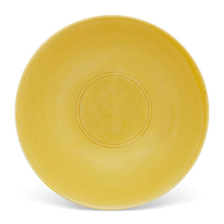 AN INCISED YELLOW-GLAZED BOWL - photo 2