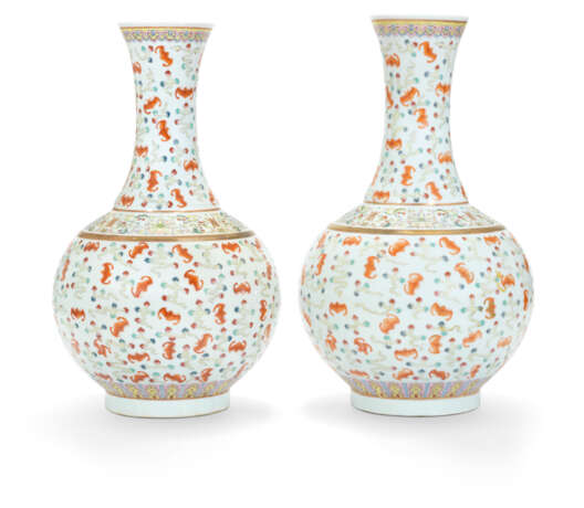 A PAIR OF FAMILLE ROSE 'BATS AND CLOUDS' BOTTLE VASES - фото 1