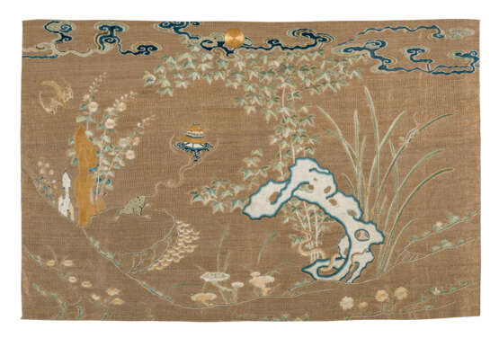 A FINELY EMBROIDERED COUCHED-GILT-DECORATED SILK 'FIVE POISO... - photo 1