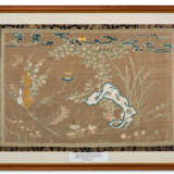 A FINELY EMBROIDERED COUCHED-GILT-DECORATED SILK 'FIVE POISO... - Foto 2