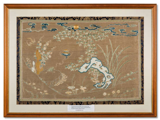 A FINELY EMBROIDERED COUCHED-GILT-DECORATED SILK 'FIVE POISO... - фото 2