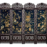 A FINELY EMBROIDERED BLUE-GROUND SILK FOUR-PANEL SCREEN - Foto 1
