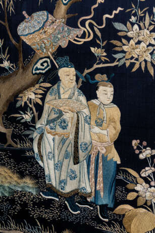 A FINELY EMBROIDERED BLUE-GROUND SILK FOUR-PANEL SCREEN - Foto 4