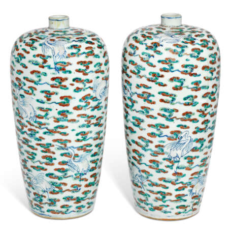 AN UNUSUAL LARGE PAIR OF DOUCAI 'CRANE' VASES, MEIPING - фото 2
