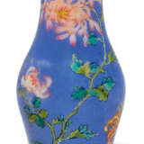 A SMALL FINELY ENAMELLED BLUE-GROUND FAMILLE ROSE GLASS 'FLO... - фото 1