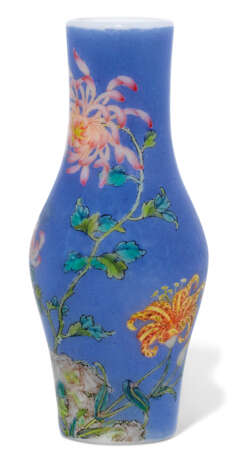 A SMALL FINELY ENAMELLED BLUE-GROUND FAMILLE ROSE GLASS 'FLO... - фото 2