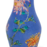A SMALL FINELY ENAMELLED BLUE-GROUND FAMILLE ROSE GLASS 'FLO... - Foto 2