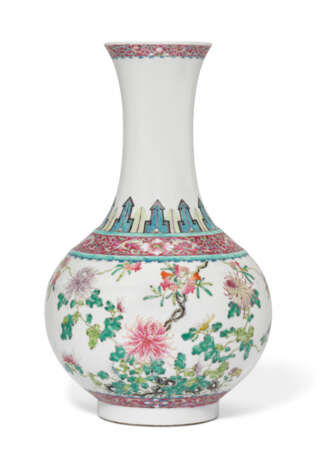 A LARGE FAMILLE ROSE 'CHRYSANTHEMUM AND POMEGRANATE' BOTTLE ... - photo 1
