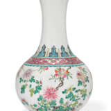 A LARGE FAMILLE ROSE 'CHRYSANTHEMUM AND POMEGRANATE' BOTTLE ... - photo 1