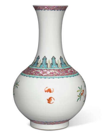 A LARGE FAMILLE ROSE 'CHRYSANTHEMUM AND POMEGRANATE' BOTTLE ... - Foto 2