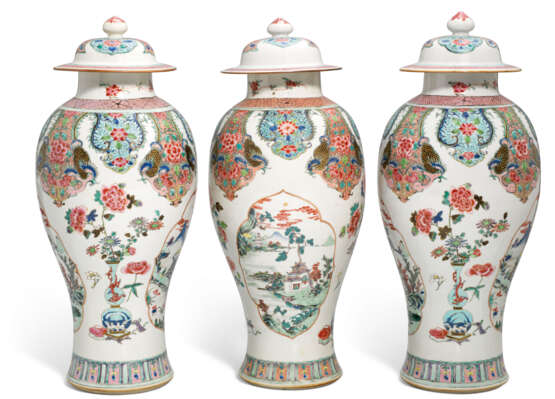 A LARGE SET OF THREE FAMILLE ROSE BALUSTER VASES AND COVERS ... - photo 2