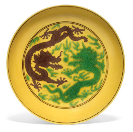 A YELLOW-GROUND GREEN AND AUBERGINE-ENAMELLED 'DRAGON' DISH ... - photo 1