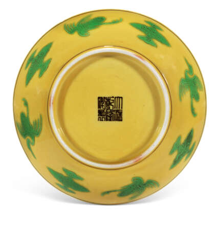 A YELLOW-GROUND GREEN AND AUBERGINE-ENAMELLED 'DRAGON' DISH ... - photo 2
