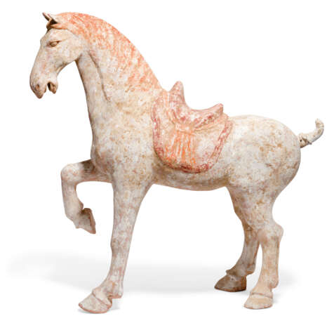 A PAINTED RED POTTERY FIGURE OF A PRANCING HORSE - Foto 2