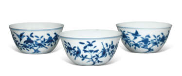 THREE BLUE AND WHITE PORCELAIN ‘BIRD AND FLOWER’ CUPS