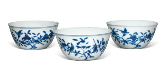 THREE BLUE AND WHITE PORCELAIN ‘BIRD AND FLOWER’ CUPS - фото 1
