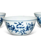 THREE BLUE AND WHITE PORCELAIN ‘BIRD AND FLOWER’ CUPS - фото 1