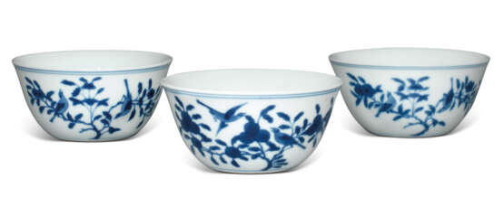 THREE BLUE AND WHITE PORCELAIN ‘BIRD AND FLOWER’ CUPS - Foto 2