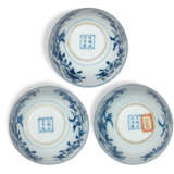 THREE BLUE AND WHITE PORCELAIN ‘BIRD AND FLOWER’ CUPS - Foto 4