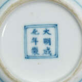 THREE BLUE AND WHITE PORCELAIN ‘BIRD AND FLOWER’ CUPS - Foto 5