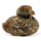 A MOTTLED DARK GREEN AND BROWN JADE 'DUCK AND LOTUS' GROUP - Foto 1
