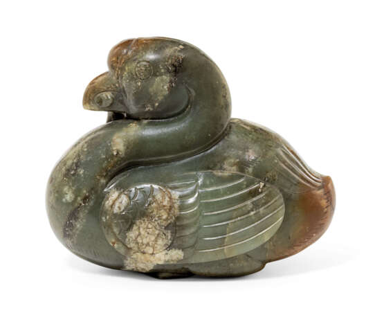A MOTTLED DARK GREEN AND BROWN JADE 'DUCK AND LOTUS' GROUP - Foto 2