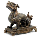 A BRONZE FIGURE OF A QILIN - Foto 1