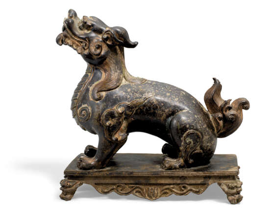 A BRONZE FIGURE OF A QILIN - фото 2