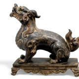 A BRONZE FIGURE OF A QILIN - фото 2