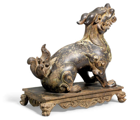 A BRONZE FIGURE OF A QILIN - Foto 3