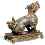 A BRONZE FIGURE OF A QILIN - Foto 3