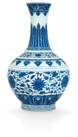 A MING-STYLE BLUE AND WHITE BOTTLE VASE - фото 1