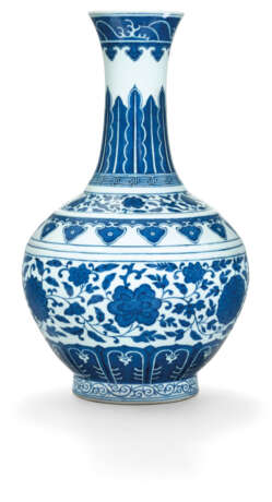 A MING-STYLE BLUE AND WHITE BOTTLE VASE - фото 2
